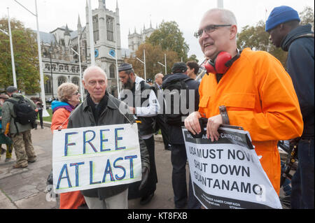 Unterstützer der Kampagne speichern Shaker Aamer gestanden haben gegenüber Parlament jeden Mittwoch es in der Sitzung wurde heute für seine Freilassung mit Plakaten "Willkommen Zuhause, Shaker Aamer gefeiert. Stockfoto