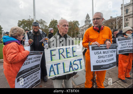 Unterstützer der Kampagne speichern Shaker Aamer gestanden haben gegenüber Parlament jeden Mittwoch es in der Sitzung wurde heute für seine Freilassung mit Plakaten "Willkommen Zuhause, Shaker Aamer gefeiert. Stockfoto