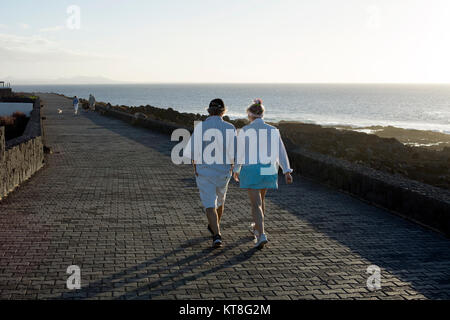 Paar Wandern entlang dem Meer, Playa Blanca, Lanzarote, Spanien Stockfoto