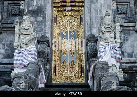 Pura Goa Lawah 'Bat cave" alte hinduistische Tempel außen Detail in Klungkung south Bali Indonesien Stockfoto