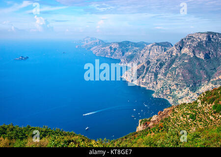 Blick vom Weg der Götter nach Positano, das Tyrrhenische Meer, Küste von Amalfi, Italien Stockfoto