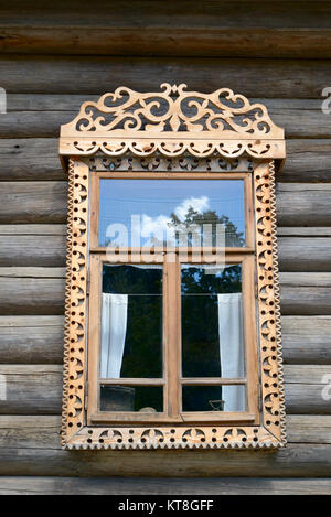 Fenster in einer Holz- bauer Haus des Russischen Nordens Stockfoto