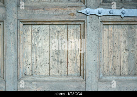 Alte Tür Scharnier auf alten blauen Holztür mit verwitterten Lack Stockfoto