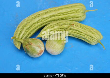 Bittere Gurken und Auberginen auf blauen Tabelle Stockfoto