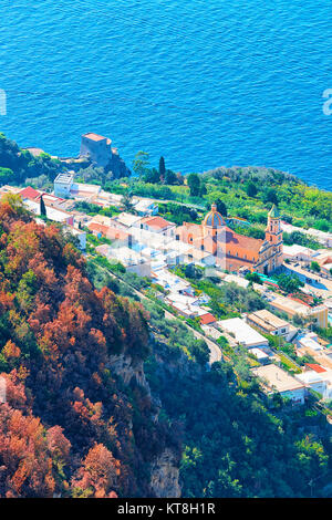 Blick auf den Weg der Götter auf Praiano und Tyrrhenischen Meer, Küste von Amalfi, Italien Stockfoto