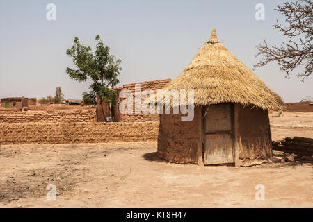 Traditionelle Hütte in einem mosi Dorf in der Vorstadt von Ouagadougou, Burkina Faso, Westafrika. Stockfoto