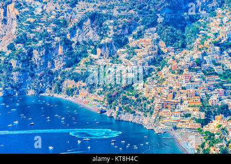 Blick vom Pfad der Götter und Positano und das Tyrrhenische Meer, Küste von Amalfi, Italien Stockfoto