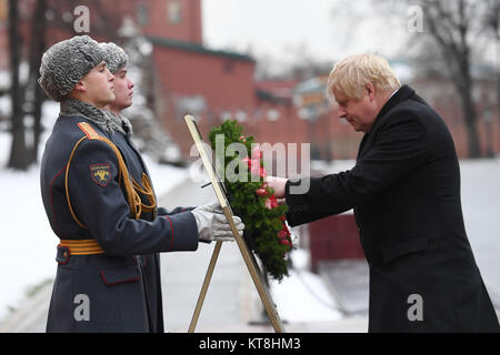 Außenminister Boris Johnson während einer Kranzniederlegung am Grab des unbekannten Soldaten in Moskau. Stockfoto