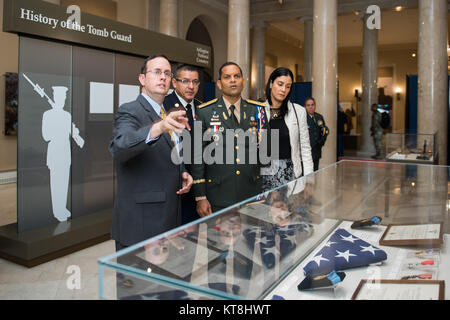Tim Frank (links), Historiker, Arlington National Cemetery; bietet eine Führung durch die Gedenkstätte Amphitheater Anzeige Zimmer nach Brig. Gen. Pedro Pablo Hurtado (Mitte rechts), Stellvertretender Kommandant, Dominikanische Republik Armee auf dem Arlington National Cemetery, Arlington, Virginia, November 9, 2017. Später am Tag, Hurtado an eine Armee voller Ehrungen Wreath-Laying Zeremonie im Namen der Konferenz der amerikanischen Armeen am Grab des Unbekannten Soldaten. (U.S. Armee Foto von Elizabeth Fraser/Arlington National Cemetery/freigegeben) Stockfoto