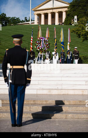 Service Mitglieder beteiligen sich an einer Kranzniederlegung an Pres. John F. Kennedy's Grabstätte in Arlington National Cemetery, 29. Mai 2016 in Arlington, Virginia. Die Kranzniederlegung markiert Kennedy's 99th birthday. (U.S. Armee Foto von Rachel Larue/Arlington National Cemetery/freigegeben) Stockfoto