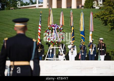 Service Mitglieder beteiligen sich an einer Kranzniederlegung an Pres. John F. Kennedy's Grabstätte in Arlington National Cemetery, 29. Mai 2016 in Arlington, Virginia. Die Kranzniederlegung markiert Kennedy's 99th birthday. (U.S. Armee Foto von Rachel Larue/Arlington National Cemetery/freigegeben) Stockfoto