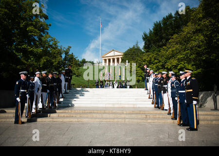 Service Mitglieder beteiligen sich an einer Kranzniederlegung an Pres. John F. Kennedy's Grabstätte in Arlington National Cemetery, 29. Mai 2016 in Arlington, Virginia. Die Kranzniederlegung markiert Kennedy's 99th birthday. (U.S. Armee Foto von Rachel Larue/Arlington National Cemetery/freigegeben) Stockfoto