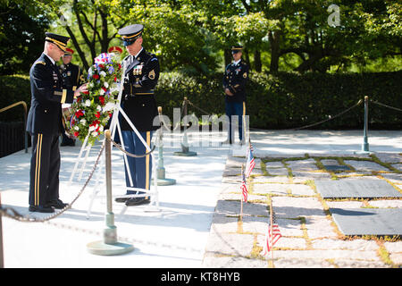 Generalmajor Bradley A. Becker, Kommandierender General der Joint Force Headquarters-National Hauptstadtregion und die U.S. Army Military District von Washington, legt einen Kranz, Pres. John F. Kennedy's Grabstätte in Arlington National Cemetery, 29. Mai 2016 in Arlington, Virginia. Die Kranzniederlegung markiert Kennedy's 99th birthday. (U.S. Armee Foto von Rachel Larue/Arlington National Cemetery/freigegeben) Stockfoto