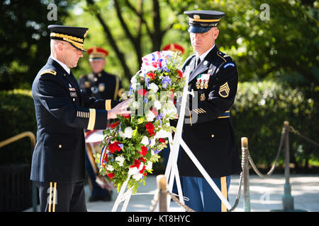 Generalmajor Bradley A. Becker, Kommandierender General der Joint Force Headquarters-National Hauptstadtregion und die U.S. Army Military District von Washington, legt einen Kranz, Pres. John F. Kennedy's Grabstätte in Arlington National Cemetery, 29. Mai 2016 in Arlington, Virginia. Die Kranzniederlegung markiert Kennedy's 99th birthday. (U.S. Armee Foto von Rachel Larue/Arlington National Cemetery/freigegeben) Stockfoto