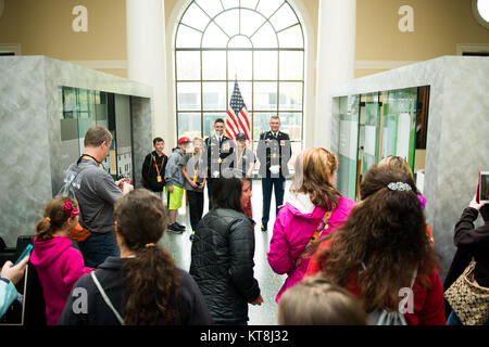 Studnts von Vance Grundschule, in Vance, Al., für Fotos mit Spc darstellen. Adam Corbin, rechts, und Sgt. Brian Ellis, Links, die 3d-US-Infanterie Regiment (Die Alte Garde) Charlie Company, im Welcome Center von Arlington National Cemetery, Arlington, Virginia, 27. April 2015. Mitglieder der alten Garde sprach mit Besucher, beantwortet Fragen und posierte für Fotos. (U.S. Armee Foto von Rachel Larue/freigegeben) Stockfoto