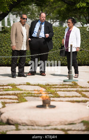 Föderierte Staaten von Mikronesien Präsident Peter M. Christian, Links, erhält eine Tour von Warren "Mac" McFarlin, Mitte, Veranstaltungen und Zeremonien Koordinator auf dem Arlington National Cemetery, April 25, 2016, Arlington, Virginia besuchte Christian auch das Grab des Unbekannten Soldaten. (U.S. Armee Foto von Rachel Larue/Arlington National Cemetery/freigegeben) Stockfoto