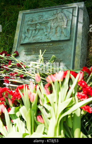 Der Geist der Elbe Marker ist in Blumen durch die Teilnehmer der jährlichen Kranzniederlegung links abgedeckt - Grundsteinlegung in Arlington National Cemetery, 25. April 2016 in Arlington, Virginia. Die Markierung liest, "In Anerkennung der Zusammenarbeit von Amerikanischen, sowjetischen und alliierten Streitkräfte während des Zweiten Weltkrieges. Diese Markierung symbolisiert die Verbindung der sowjetischen und amerikanischen Elementen an der Elbe am 15. April 1945. In Gedenken an die Partnerschaft im Kampf gegen Tyrannei." (US-Armee Foto von Rachel Larue/Arlington National Cemetery/freigegeben) Stockfoto