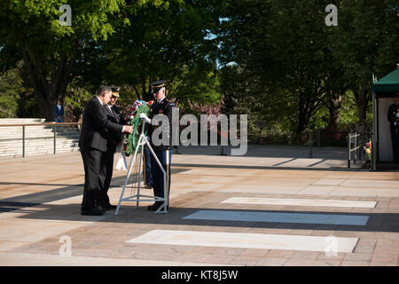 Von der Linken, Minister des Kosovo Security Force Prof. Dr. Haki Demolli und Kommandeur des Kosovo Security Force Generalleutnant Rrahman Rama legen einen Kranz am Grabmal des Unbekannten Soldaten in Arlington National Cemetery, 20. April 2016 in Arlington, Virginia. Nach der Kranzniederlegung Demolli und Rama das Denkmal Amphitheater Anzeige Zimmer tourte. (U.S. Armee Foto von Rachel Larue/Arlington National Cemetery/freigegeben) Stockfoto