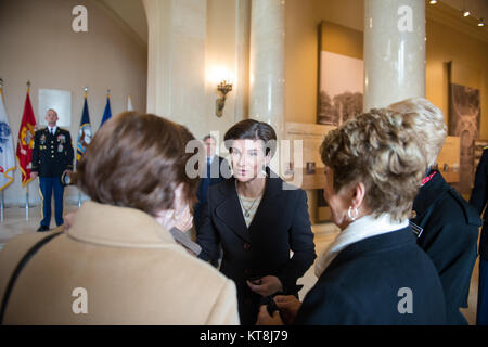 Frau Katharine Kelley, Betriebsleiter, Arlington National Cemetery, spricht mit mehreren Damen in der Armee Arlington Memorial Amphitheatre Anzeige Zimmer, nachdem Sie einen Kranz am Grabmal des Unbekannten Soldaten auf dem Arlington National Cemetery, Arlington, Virginia, 15. November 2017 festgelegt. (U.S. Armee Foto von Elizabeth Fraser/Arlington National Cemetery/freigegeben) Stockfoto