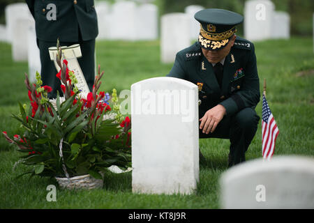 Gen. Jang Jun Gyu, Mitte, Generalstabschef der Armee der Republik Korea besucht das Grab von Gen. Walton Walker in Arlington National Cemetery, 12. April 2016 in Arlington, Virginia. Walker der Kommandant war der achte United States Army in Korea zu Beginn des Koreakrieges. (U.S. Armee Foto von Rachel Larue/Arlington National Cemetery/freigegeben) Stockfoto