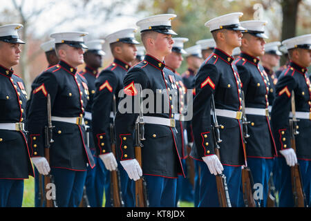 Marines aus dem Marine Kaserne, Washington, D.C. (8 und I) und die United States Marine Band", "der Präsident", in der vollen Ehren Begräbnis des US Marine Corps Cpl teilnehmen. Anthony Guerriero in Abschnitt 60 von Arlington National Cemetery, Arlington, Va., Nov. 14, 2017. Die Firma B, 1.BATAILLON, 2 Marine, 2 Marine Division in 1943 zugewiesen, Guerriero starb, als seine Abteilung versucht, die kleine Insel Betio im Tarawa Atolls aus der Japanischen zu sichern. Obwohl die Schlacht mehrere Tage dauerte, Guerriero starb am zweiten Tag der Schlacht, Nov. 21, 1943. Zunächst, nach der Stockfoto