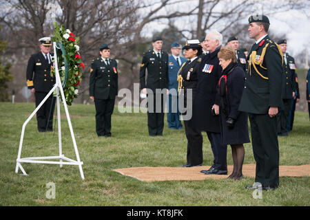 Generalgouverneur von Kanada David Johnston, die zweite von links, und seine Frau Sharon Johnston, dritte von links, Teil in einem Moment der Stille nehmen nach einer Kranzniederlegung an der kanadischen Kreuz von Opfern in den nationalen Friedhof von Arlington, Feb.10, 2016 in Arlington, Virginia. Die kanadische Kreuz ehrt die Bürger der Vereinigten Staaten, die in der Kanadischen Streitkräfte im Zweiten Weltkrieg diente I, II und des Koreakrieges. (U.S. Armee Foto von Rachel Larue/Arlington National Cemetery/freigegeben) Stockfoto