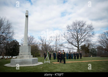 Generalgouverneur von Kanada David Johnston, die zweite von links, und seine Frau Sharon Johnston, dritte von links, Teil in einem Moment der Stille nehmen nach einer Kranzniederlegung an der kanadischen Kreuz von Opfern in den nationalen Friedhof von Arlington, Feb.10, 2016 in Arlington, Virginia. Die kanadische Kreuz ehrt die Bürger der Vereinigten Staaten, die in der Kanadischen Streitkräfte im Zweiten Weltkrieg diente I, II und des Koreakrieges. (U.S. Armee Foto von Rachel Larue/Arlington National Cemetery/freigegeben) Stockfoto