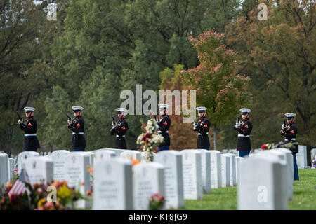 Marines aus dem Marine Kaserne, Washington, D.C. (8 und I) und die United States Marine Band", "der Präsident", in der vollen Ehren Begräbnis des US Marine Corps Cpl teilnehmen. Anthony Guerriero in Abschnitt 60 von Arlington National Cemetery, Arlington, Va., Nov. 14, 2017. Die Firma B, 1.BATAILLON, 2 Marine, 2 Marine Division in 1943 zugewiesen, Guerriero starb, als seine Abteilung versucht, die kleine Insel Betio im Tarawa Atolls aus der Japanischen zu sichern. Obwohl die Schlacht mehrere Tage dauerte, Guerriero starb am zweiten Tag der Schlacht, Nov. 21, 1943. Zunächst, nach der Stockfoto