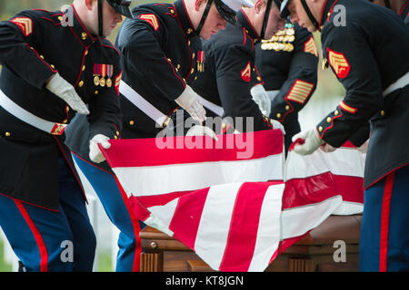 Marines aus dem Marine Kaserne, Washington, D.C. (8 und I) und die United States Marine Band", "der Präsident", in der vollen Ehren Begräbnis des US Marine Corps Cpl teilnehmen. Anthony Guerriero in Abschnitt 60 von Arlington National Cemetery, Arlington, Va., Nov. 14, 2017. Die Firma B, 1.BATAILLON, 2 Marine, 2 Marine Division in 1943 zugewiesen, Guerriero starb, als seine Abteilung versucht, die kleine Insel Betio im Tarawa Atolls aus der Japanischen zu sichern. Obwohl die Schlacht mehrere Tage dauerte, Guerriero starb am zweiten Tag der Schlacht, Nov. 21, 1943. Zunächst, nach der Stockfoto