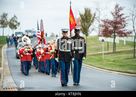 Marines aus dem Marine Kaserne, Washington, D.C. (8 und I) und die United States Marine Band", "der Präsident", in der vollen Ehren Begräbnis des US Marine Corps Cpl teilnehmen. Anthony Guerriero in Abschnitt 60 von Arlington National Cemetery, Arlington, Va., Nov. 14, 2017. Die Firma B, 1.BATAILLON, 2 Marine, 2 Marine Division in 1943 zugewiesen, Guerriero starb, als seine Abteilung versucht, die kleine Insel Betio im Tarawa Atolls aus der Japanischen zu sichern. Obwohl die Schlacht mehrere Tage dauerte, Guerriero starb am zweiten Tag der Schlacht, Nov. 21, 1943. Zunächst, nach der Stockfoto