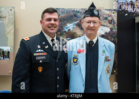 Kol. Jerry Farnsworth, Stabschef, Army National Soldatenfriedhöfe und Arlington National Cemetery; und Thomas Stevens, nationalen Präsidenten, Korean War Veterans Association; in der Gedenkstätte Amphitheater Anzeige Zimmer während des Veterans Day Einhaltung auf dem Arlington National Cemetery, Arlington, Virginia, November 11, 2017. (U.S. Armee Foto von Elizabeth Fraser/Arlington National Cemetery/freigegeben) Stockfoto