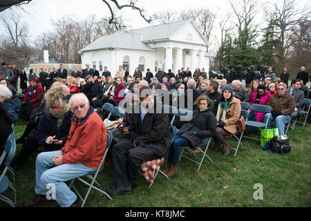 Die Teilnehmer sehen Sie ein dudelsackpfeifer Spielen während der Pan Am Flug 103 Trauerfeier in Arlington National Cemetery, Dez.21, 2015 in Arlington, Virginia. ist eine terroristische Bombe das Flugzeug zerstört vor 27 Jahren, in dem, was als "Lockerbie-anschlag, "Killing 243 Passagiere, 16 Besatzungsmitglieder und 11 Menschen am Boden bekannt wurde. (U.S. Armee Foto von Rachel Larue/Arlington National Cemetery/freigegeben) Stockfoto