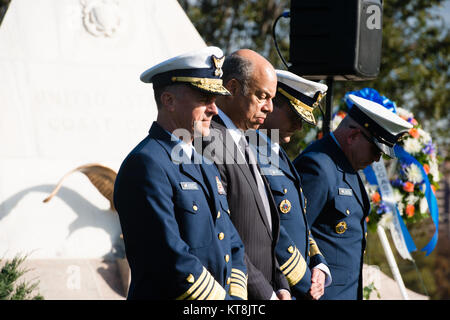 Von der Linken, Kommandant der US-Küstenwache Admiral Paul F. Zukunft, Sekretär der Homeland Security Jeh Johnson, Stellvertretender Kommandant der US-Küstenwache Vice Admiral Charles D. Michel und der Master Chief Petty Officer der Küstenwache Master Chief Steven W. Cantrell in einem Kranz beteiligen - Grundsteinlegung an der Coast Guard Memorial in Arlington National Cemetery, Nov. 11, 2015 in Arlington, Virginia. Mitglieder der U.S. Coast Guard legte einen Kranz am Denkmal während einer Zeremonie am Veterans Day. (U.S. Armee Foto von Rachel Larue/Arlington National Cemetery/freigegeben) Stockfoto
