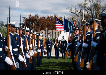 Mitglieder der Zeremonial Honor Guard der US Coast Guard nahmen am 11. November an einer Zeremonie zur Kranzniederlegung im Coast Guard Memorial auf dem Arlington National Cemetery, Arlington, Virginia, teil. 2015 zu Ehren der Küstenwache. Stockfoto