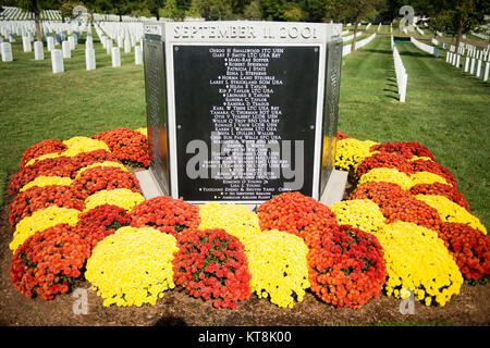 Das Pentagon Gruppe Beerdigung Marker, die in Abschnitt 64 der Arlington National Cemetery befindet, ist die Lage der 184 Opfer des Sept. 11, 2001, Angriff auf das Pentagon. Es ist ein 5-seitig Granit Gruppe Marker; auf der fünf Panels die Namen der Opfer von allen, die das Pentagon oder auf American Airlines Flug 77 umgekommen sind in alphabetischer Reihenfolge aufgeführt. (U.S. Armee Foto von Rachel Larue/Arlington National Cemetery/freigegeben) Stockfoto