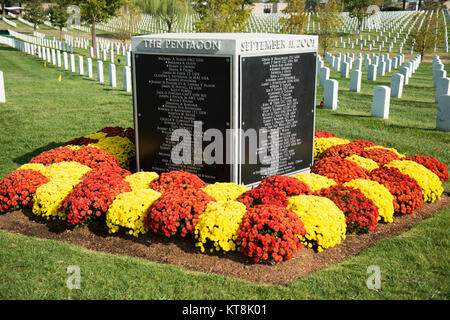 Das Pentagon Gruppe Beerdigung Marker, die in Abschnitt 64 der Arlington National Cemetery befindet, ist die Lage der 184 Opfer des Sept. 11, 2001, Angriff auf das Pentagon. Es ist ein 5-seitig Granit Gruppe Marker; auf der fünf Panels die Namen der Opfer von allen, die das Pentagon oder auf American Airlines Flug 77 umgekommen sind in alphabetischer Reihenfolge aufgeführt. (U.S. Armee Foto von Rachel Larue/Arlington National Cemetery/freigegeben) Stockfoto