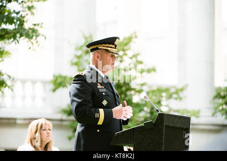 Generalleutnant David Halverson, Assistant Chief Personal für Installation Management und der Kommandierende General der Installation Management Command, gibt Erläuterungen während der 75. jährlichen Feier des Goldenen Stern Mutter Sonntag in Arlington National Cemetery, Sept. 27, 2015 in Arlington, Virginia. Vor der Zeremonie, die Vertreter der American Gold Star Mütter, Inc., einen Kranz am Grabmal des Unbekannten Soldaten gelegt. (U.S. Armee Foto von Rachel Larue/freigegeben) Stockfoto