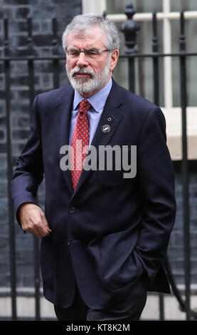 Führer der DUP, Arlene Foster und Sinn Féin, Gerry Adams Premierminister Theresa May und Nordirland Staatssekretär James Brokenshire bei 10 Downing Street mit: Gerry Adams Wo: London, Großbritannien Wann: 21 Aug 2017 Quelle: WENN.com Stockfoto