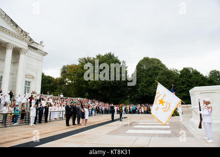 Vertreter von American Gold Star Mütter, Inc., zusammen mit anderen, legen einen Kranz am Grabmal des Unbekannten Soldaten in Arlington National Cemetery, Sept. 27, 2015 in Arlington, Virginia. Nach der Kranzniederlegung, die 75. jährliche Feier der Gold Star Mutter Sonntag in der Nähe der Gedenkstätte Amphitheater statt. (U.S. Armee Foto von Rachel Larue/freigegeben) Stockfoto