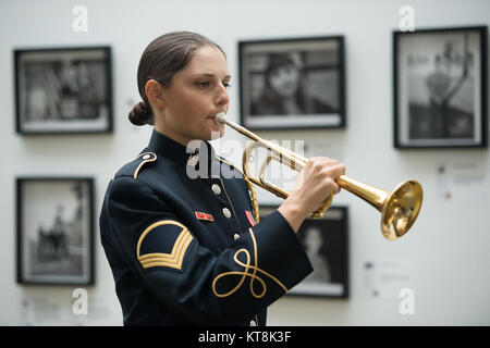 Staff Sgt. Adrienne Arzt, eigenen der U.S. Army Band "Pershing" hornist, spielt die Hähne am Ende der Zeremonie in der Frauen zum Militärdienst für Amerika Memorial Sept. 22, 2015 in Arlington, Virginia. Anwesend war die erste weibliche Ehre Flug in die Vereinigten Staaten. Die Ehre Flug bestand aus 75 weiblichen Veteranen aus dem Zweiten Weltkrieg, Korea Krieg, Vietnam Krieg, sowie 75 Begleitpersonen, waren auch weibliche Veteranen oder Aktiv-militärische Aufgabe. (U.S. Armee Foto von Rachel Larue/freigegeben) Stockfoto