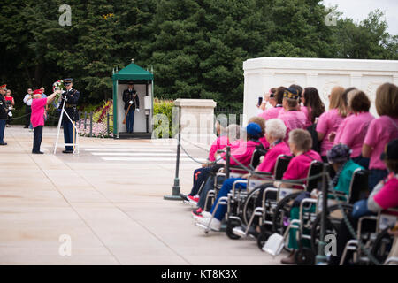 Sue Williams, Army Veteran, legt einen Kranz am Grab des Unbekannten Soldaten, mit anderen weiblichen Veteranen während die erste rein weibliche Ehre Flug in die Vereinigten Staaten besucht Arlington National Cemetery, Sept. 22, 2015 in Arlington, Virginia. 75 weiblichen Veteranen aus dem Zweiten Weltkrieg, Korea Krieg, Vietnam Krieg waren anwesend, sowie 75 Begleitpersonen, waren auch weibliche Veteranen oder Aktiv-militärische Aufgabe. (U.S. Armee Foto von Rachel Larue/freigegeben) Stockfoto