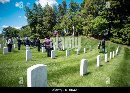 Generalmajor Dorothy Hogg, stellvertretende Surgeon General und Chef, Luft Nurse Corps, liefert Bemerkungen während einer Kranzniederlegung Zeremonie auf dem Nationalfriedhof Arlington in Virginia für nationale Krankenschwestern Woche, 8. Mai 2017.  Erbaut im Jahre 1938, ehrt die Granitstatue die Krankenschwestern, die in der US-Streitkräfte im ersten Weltkrieg gedient.  (US Armee-Foto von Elizabeth Fraser/Arlington National Cemetery/freigegeben) Stockfoto