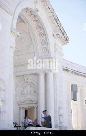 Bryan Coussens, Links, und Liam Coussens, sein Sohn, gibt Erläuterungen zu den Teilnehmern der 2015 13. Panzerdivision Reunion am Denkmal Amphitheater in Arlington National Cemetery, Sept. 11, 2015 in Arlington, Virginia Das 13. Panzerdivision, die auch als schwarze Katzen bekannt, wurde am 15. Oktober 1942, am Lager Beale, Calif Bryan's Vater war im 13. Panzerdivision. (U.S. Armee Foto von Rachel Larue/freigegeben). Stockfoto