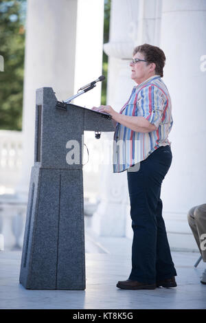 Cathy Goddard gibt Erläuterungen zu den Teilnehmern der 2015 13. Panzerdivision Reunion am Denkmal Amphitheater in Arlington National Cemetery, Sept. 11, 2015 in Arlington, Virginia Das 13. Panzerdivision, die auch als schwarze Katzen bekannt, am Okt. 15, 1942 aktiviert wurde, am Lager Beale, Calif. Nach der Zeremonie, die Teilnehmer einen Kranz am Grab des Unbekannten Soldaten und beobachtete einen Wachwechsel Zeremonie. (U.S. Armee Foto von Rachel Larue/freigegeben). Stockfoto