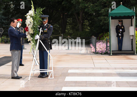 Korean Veterans Association Vorsitzenden Cho Nam Poong legt einen Kranz am Grab des Unbekannten Soldaten in Arlington National Cemetery, Sept. 2, 2015, in Arlington, Virginia. Würdenträger aus aller Welt zahlen Hinsicht den auf dem Arlington National Cemetery in mehr als 3000 feiern jedes Jahr begraben. (U.S. Armee Foto von Rachel Larue/Freigegeben) Stockfoto