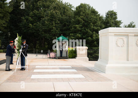 Korean Veterans Association Vorsitzenden Cho Nam Poong legt einen Kranz am Grab des Unbekannten Soldaten in Arlington National Cemetery, Sept. 2, 2015, in Arlington, Virginia. Würdenträger aus aller Welt zahlen Hinsicht den auf dem Arlington National Cemetery in mehr als 3000 feiern jedes Jahr begraben. (U.S. Armee Foto von Rachel Larue/Freigegeben) Stockfoto