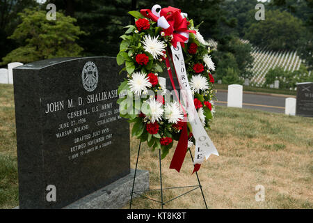 Neben dem Grab von General John M. D. Shalikashvili in Sektion 30 des Arlington National Cemetery steht ein Kranz, der seinen Dienst als Vorsitzender des Joint Chiefs of Staff von 1993 bis 1997 ehrt. Stockfoto