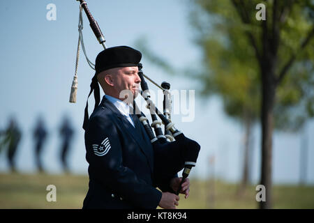 Dudelsackpfeifer US Air Force Tech Sgt. Adam Tianello spielt erstaunliche Gnade während der GRAVESIDE Service für 9 Chief Master Sgt. Der Air Force James C. Binnicker, 12.08.14, 2015, auf dem Arlington National Cemetery, in Arlington, Virginia. Binnicker diente in der Air Force für 33 Jahre und 1. August, 1990 zurückgezogen, laut einer Pressemitteilung der US Air Force. (U.S. Armee Foto von Rachel Larue/freigegeben) Stockfoto