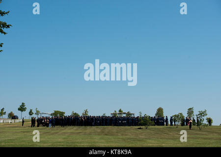 Familie und Trauernde nehmen an der graveside Service für 9 Chief Master Sgt. der Air Force James C. Binnicker auf dem Arlington National Cemetery, Aug 14, 2015. Binnicker diente in der Air Force für 33 Jahre und 1. August, 1990 zurückgezogen, laut einer Pressemitteilung der US Air Force. (U.S. Armee Foto von Rachel Larue/freigegeben) Stockfoto