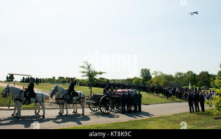 Eine B-52 führt eine Fly-over in der graveside Service für 9 Chief Master Sgt. Der Air Force James C. Binnicker Aug.14, 2015, auf dem Arlington National Cemetery, in Arlington, Virginia. Binnicker diente in der Air Force für 33 Jahre und 1. August, 1990 zurückgezogen, laut einer Pressemitteilung der US Air Force. (U.S. Armee Foto von Rachel Larue/freigegeben) Stockfoto